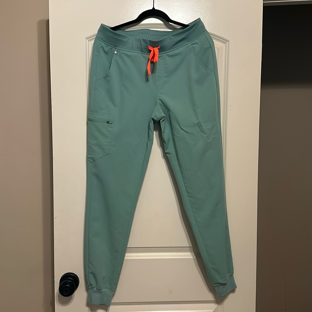 FIGS Zamora Jogger in medium tall. Casma 3 pocket top in large